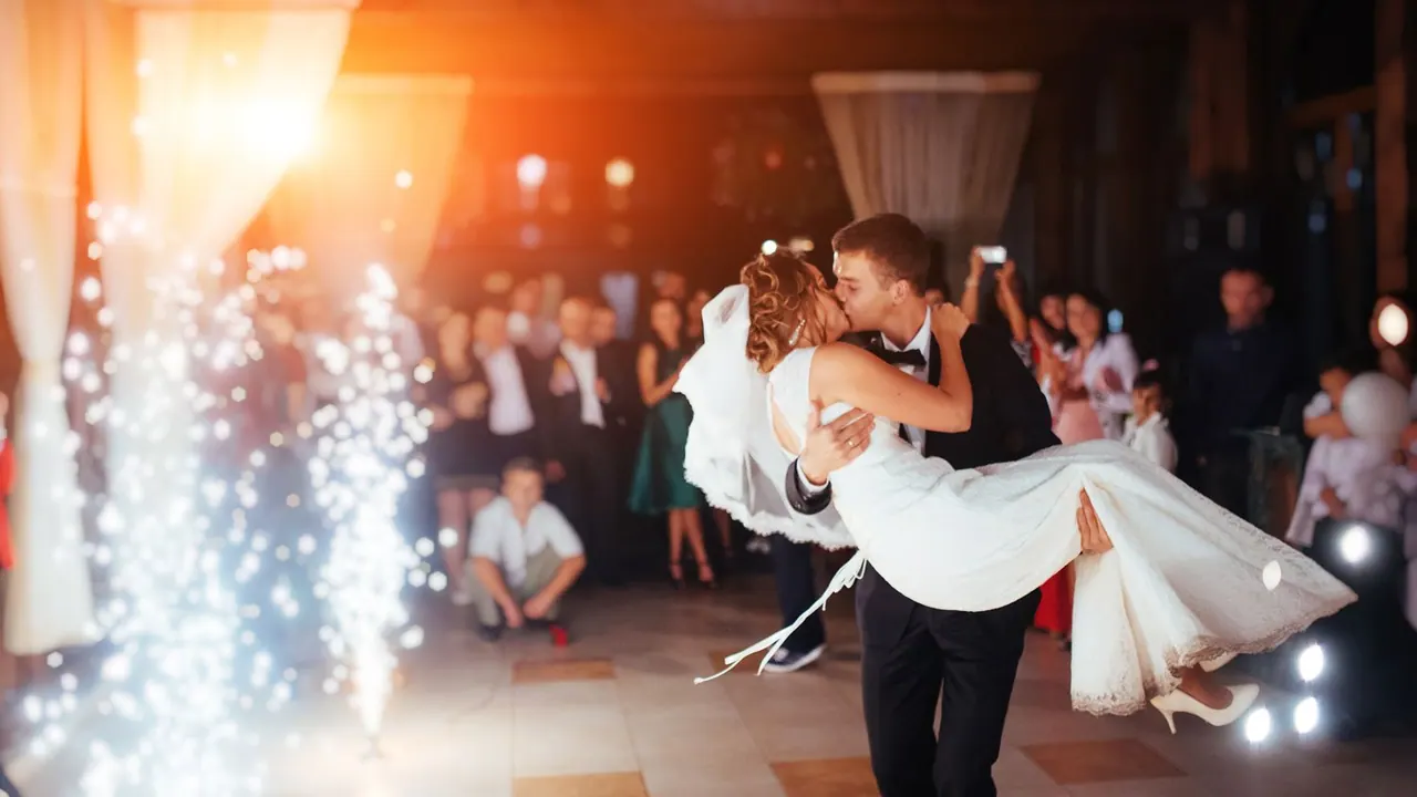 Brautpaar beim Hochzeitstanz zwischen Funkenfontänen