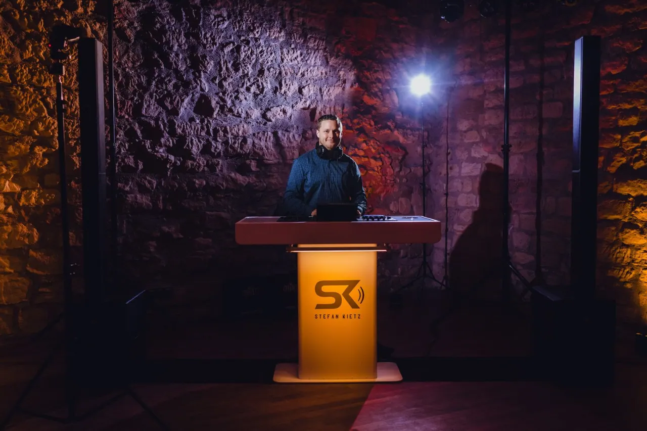 Stefan Kietz am beleuchteten DJ-Pult im Hambacher Schloss